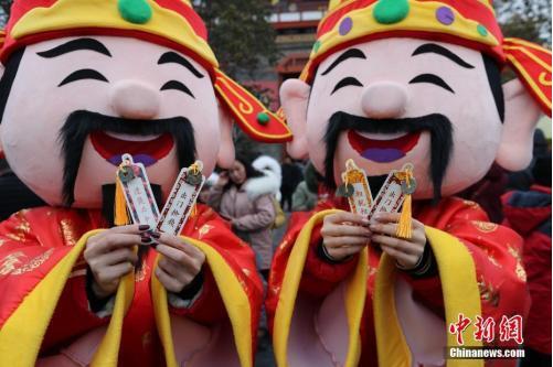 资料图"财神"展示红包里的"宋钱 王中举 摄