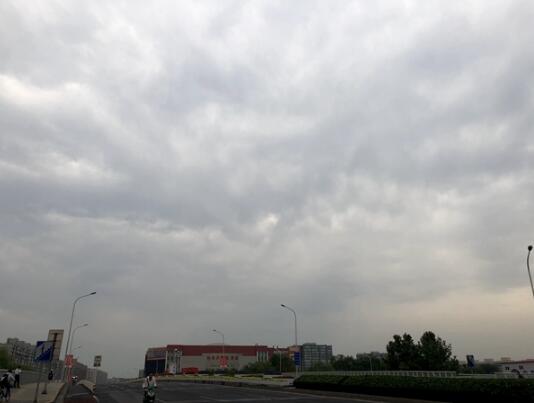 今晨北京天气阴沉,阴云密布.(图 王晓)